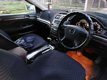 Honda: Автомобиль Honda с темным салоном. На передней панели установлена