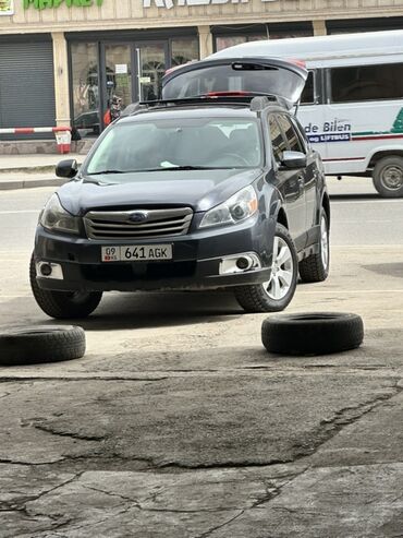 бак бензина: Универсал Subaru Outback в темно-сером цвете. Автомобиль оснащен