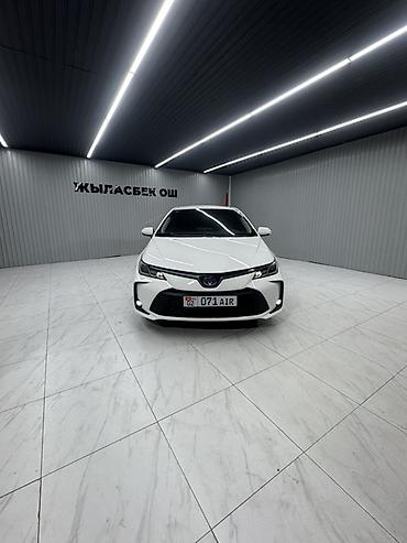приус 2024: Toyota Corolla: 2022 г., Гибрид, Седан — 6