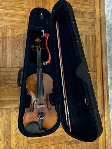 CD, DVD disklər və kassetlər: AMATI skripka 4/4 Bu il alınıb 4 ay işlədilib.Üzərindəki aksesuarları