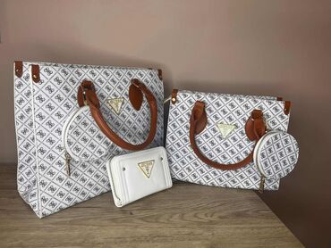 Torbe: Guess ❤️
Novčanik:
Cena 1750 din. +ptt 📌
Torbica:
Cena 2900 din +ptt 📌 — 2