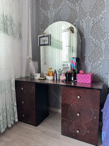 Taburetlər: Güzgülü kosmetik masa dəsti - Klassik tərzdə, qara-bordo rəng