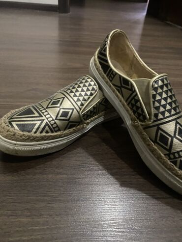 parça mokasinlər: Qadın üçün slip-on üslubunda ayaqqabı - Rəng: qızılı fon üzərində