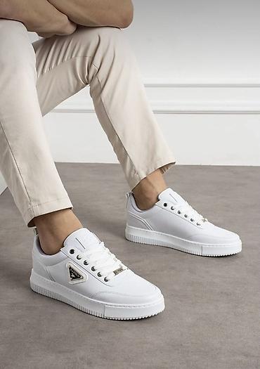 krosofka: Ağ rəngli kişi krossovkası. Minimalist və zövqlü dizayna malik model — 1