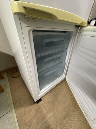 открытый холодильник: Продаю холодильник! Все работает цена - 12 000 сом