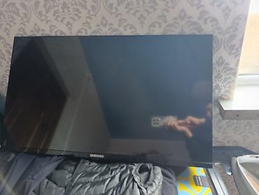 Телевизор Samsung, диагональ ориентировочно 32–40". Плоская панель
