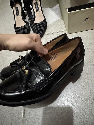 Босоножки, сандалии, шлепанцы: Две пары женских шлёпанцев. 1) Белые мюли JING PIN NV XIE - Размер — 5