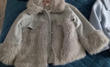 Pencəklər: Uşaq üçün qız model kürklü gödəkçə. - Rəng: açıq boz. - Material