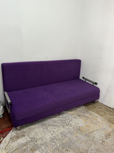 спольный диван: Цвет - Фиолетовый, Б/у