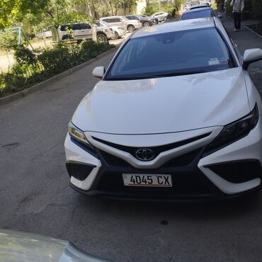 Toyota: Белый седан Toyota Camry 75, с черным кожаным салоном. Оснащен