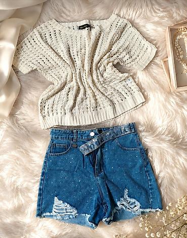 Qadin geyim dəsti – ağ açıq naxışlı trikotaj bluz və mavi denim şort