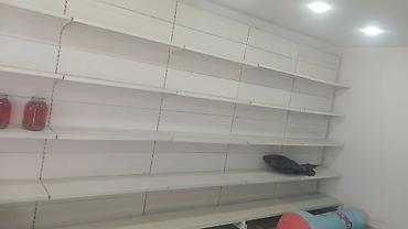 künc rəf: Mağaza vitrin rəfləri – modul tipli divar sistemi - Rəng: ağ - — 2