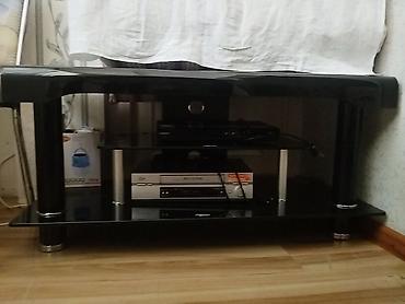 ev mebel: Qara şüşə TV stendi - Material: parlaq qara temperli şüşə rəflər və — 2