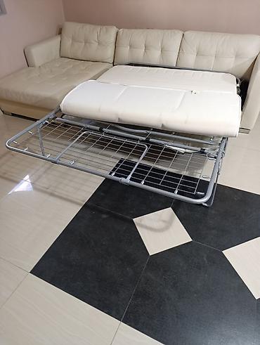 Ugaone garniture: Nameštaj – više artikala 1) Drvena vitrina sa staklenim krilima – — 31