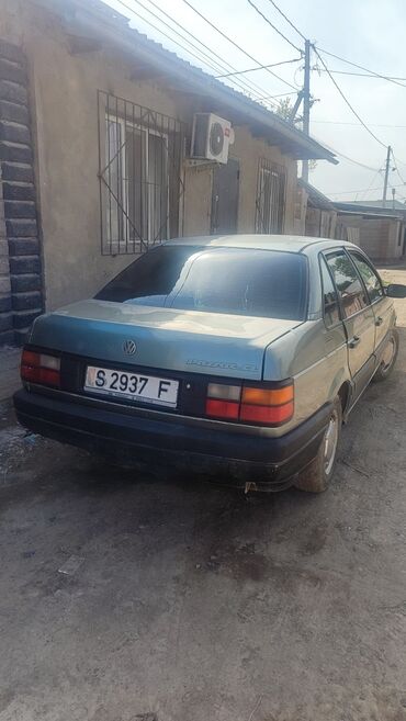 Volkswagen: Volkswagen Passat: 1989 г., 1.8 л, Механика, Бензин, Седан