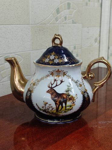 фарфоровые пасуды: Фарфоровый чайник с кобальтовой росписью и позолотой - Материал