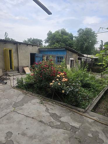 Продажа коттеджей и домов: Продаётся дом с большим двором и крытым навесом.По факту 13 соток .3 — 9