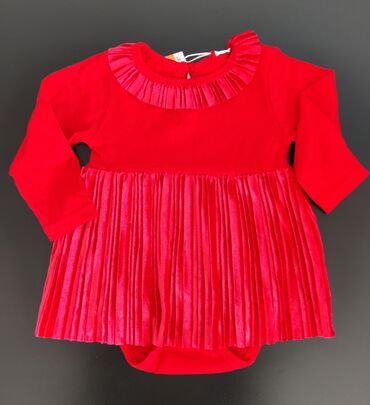 Haljine: Nova haljina za bebe sa etiketom.
Boja crvena.
Velicina 80
