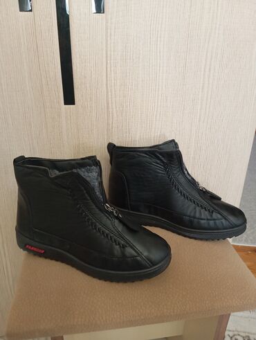 женские шапки крупной вязки: Qadın qış botları - Rəng: qara - Material: süni dəri üstlük, içi