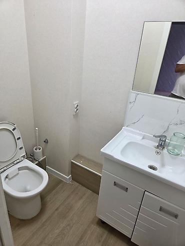 карасаев: Ижарага Толугу менен кеңсе: 100 м², Турак комплексинде, Ремонту менен, Өзүнчө кире бериши менен — 7