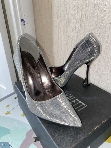 Tuflilər: Tuflilər, Ölçü: 37, rəng - Gümüşü, Yeni — 14