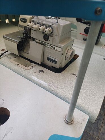 швейная машина джак: 1 шт. 4 нитка без шумный мотор менен 19000 мин . 2 шт прямо сточка