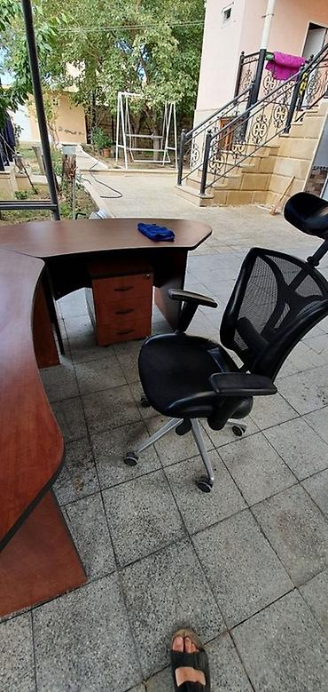 qedimi kreslo: Ofis mebel dəsti Tərkibi: - Menecer üçün böyük iş masası – yumru — 5