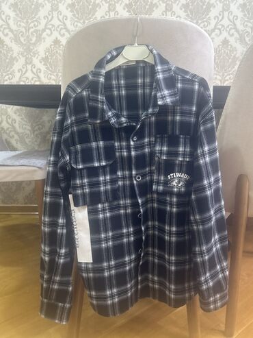 stapel koynekler: Qara-ağ rəngli dama (plaid) naxışlı kişi köynəyi - Model: düyməli