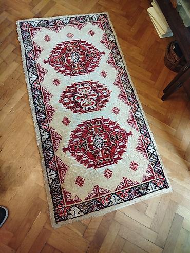 heets varijante: Tepih stazica Duzina oko 140 cm. Sirina oko 70 cm. S jedne strane — 1