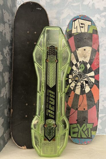 Əlcəklər: Neon Cruzer LED işıqlı skateboard satılır. LED işıqlar tam işləkdir
