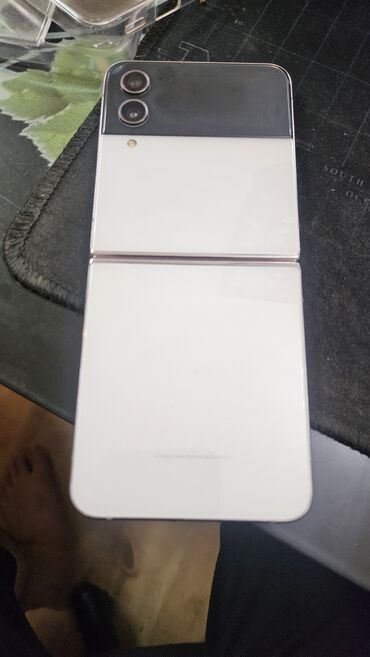 флэш накопители: Samsung Galaxy Z Flip 4, Колдонулган, 256 ГБ, түсү - Ак, 1 SIM, eSIM