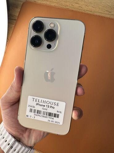 Apple iPhone: IPhone 13 Pro, Б/у, 256 ГБ, Золотой, Зарядное устройство, Защитное стекло, Чехол, 94 %