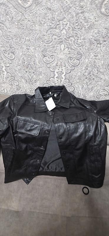 Мужская одежда: Мужская куртка чёрной экокожи в стиле denim. Посадка универсальная — 4