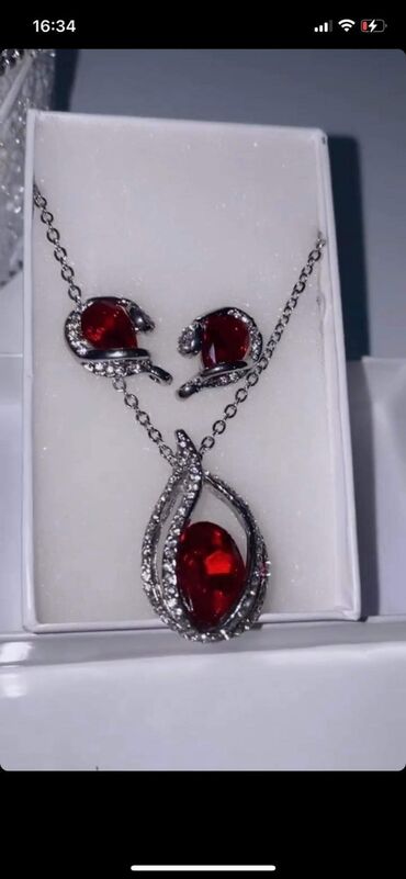 Setovi nakita: Kompleti nakita
Cena 1500din — 1