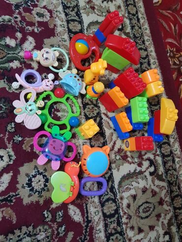 Игрушки: Набор игрушек до 2 лет, и кофточки сарафан и штанишки на девочку до 2х