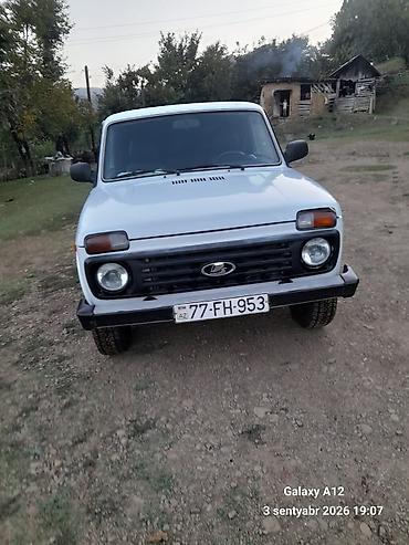 prado güzgü: LADA Niva (3 qapı) – ağ rəng, 4x4 ofroud krossover/SUV. Texniki — 2