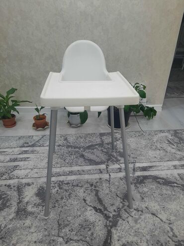 детские стульчики для кормления в ассортименте: Детский стульчик для кормления - Компактная модель с высоким сиденьем