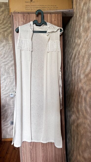 Ağ rəngli qadın uzun jilet/kaftan. - Qolsuz, açıq önlü model - Yumşaq
