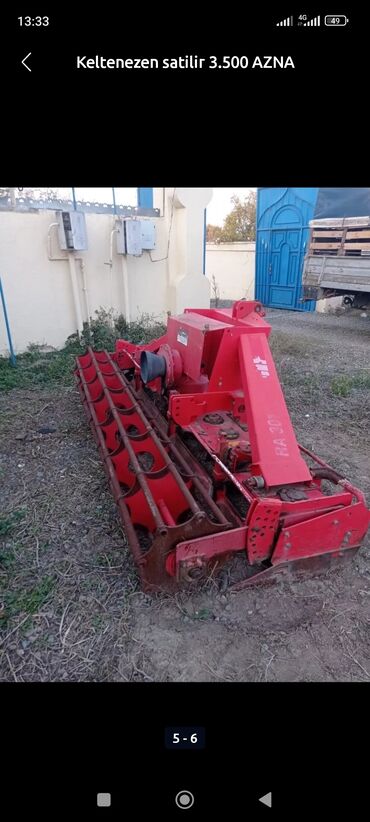 Навесная сельхозтехника: RA 301 markalı, qırmızı rəngdə kənd təsərrüfatı texnikası. Torpağı