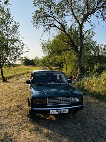 купить фары на ниву: Седан ВАЗ 2107 в темно-зеленом цвете, оснащенный стандартными фарами и