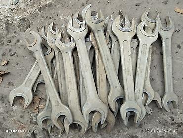Инструменты для авто: Предлагается набор различных металлических гаечных ключей. В — 21