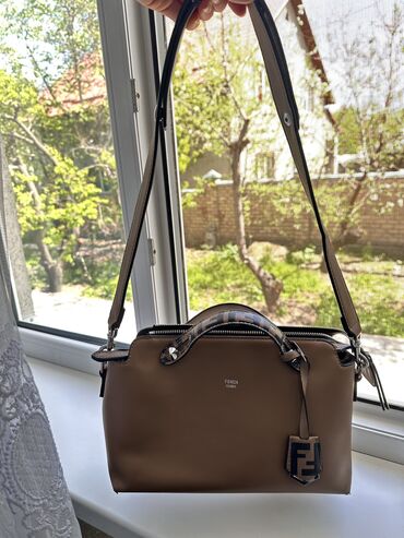 Классические сумки: Продается сумочка под бренд «Fendi”, состояние хорошее, носила только