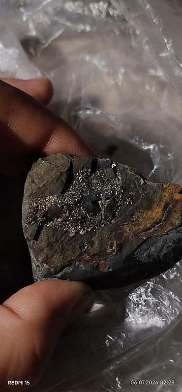 heserat yeyen bitkiler: Məhsul: Metal parıltılı kristallarla zəngin təbii süxur nümunəsi — 2