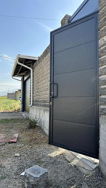 Распашные ворота: Металлические распашные ворота с калиткой (модульные панели) - — 14