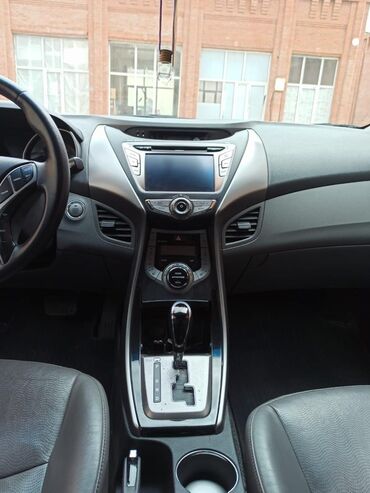 Hyundai: Hyundai Elantra sedan – tünd mavi rəng, aerodinamik kuzov və xrom ön — 9