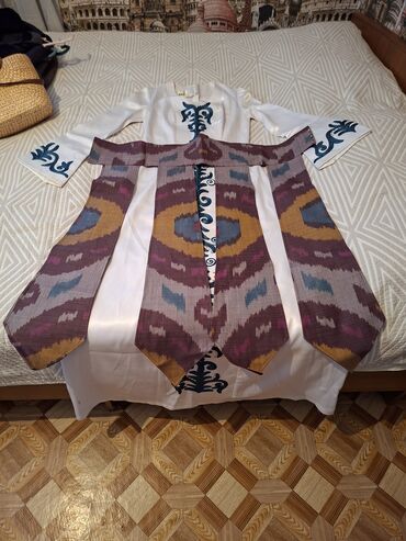 вечернее платье и костюм: Национальный костюм, Женский