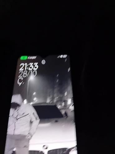 Redmi smartfon Qara rəngli Redmi smartfon satılır. Şəkillərdən