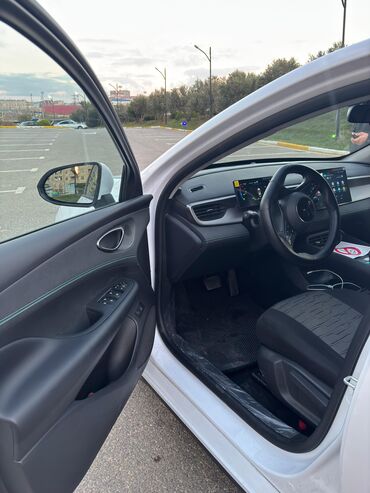 BYD: BYD Seal 0-5 DM-i sedan – ağ rəng, aerodinamik kuzovlu, arxa hissədə — 7