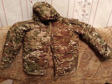 Куртки: Продаю бушлат зимний. состояние нового, одели два раза. место для