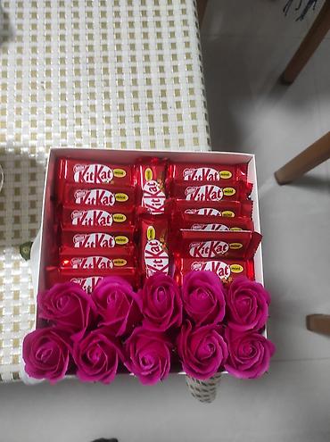 hediyyelik qutu: Hədiyyə şakalat qutusu – KitKat mini şokoladlı kompozisiya və güllər — 1